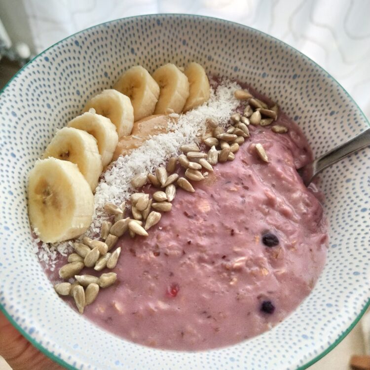 Ζεστό porridge για υγιεινό και νόστιμο πρωινό